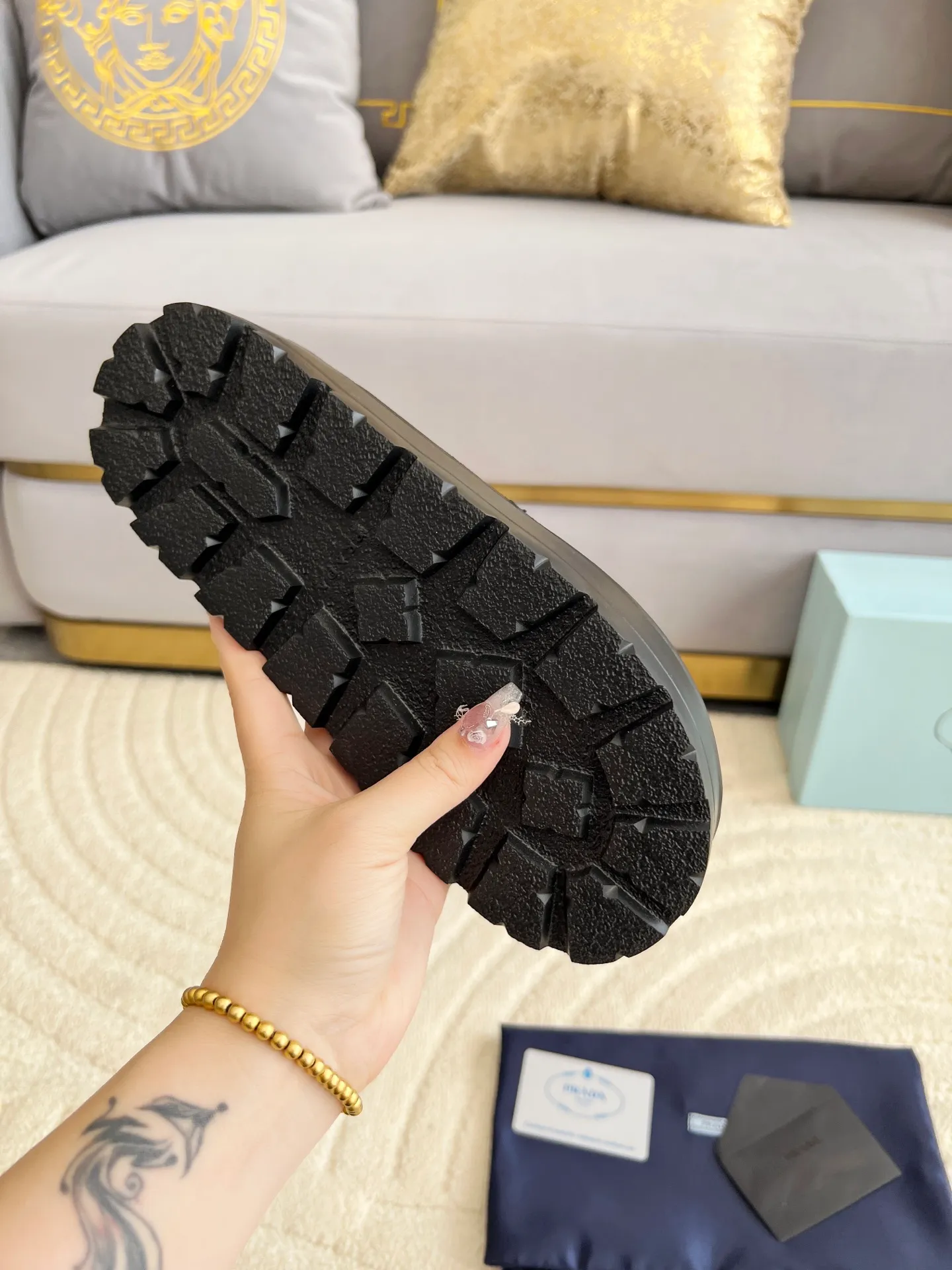 👟👟Ex-factory price 440👟👟 Prada/Prada 25ss summer new couple's beach thick-soled Birkenstock sandals. This shoe style is really a classic design that will not go out of style and is in line with everyone's current pursuit of comfortable and healthy wearing concepts. It is regarded by many domestic and foreign celebrities and fashionistas as an important choice for daily slippers. ✔Upper: imported super soft sheepskin ✔Inner lining: imported sheepskin ✔Hardware: Original molded split hardware ✔Outsole: Ultra-light, wear-resistant and non-slip foam sole ✔Number of yards: 35~40 (custom-made 40 pieces are non-refundable)